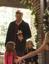 The Vampire Diaries saison 8, épisode 7 : Alaric (Matt Davis) et ses filles sur une photo