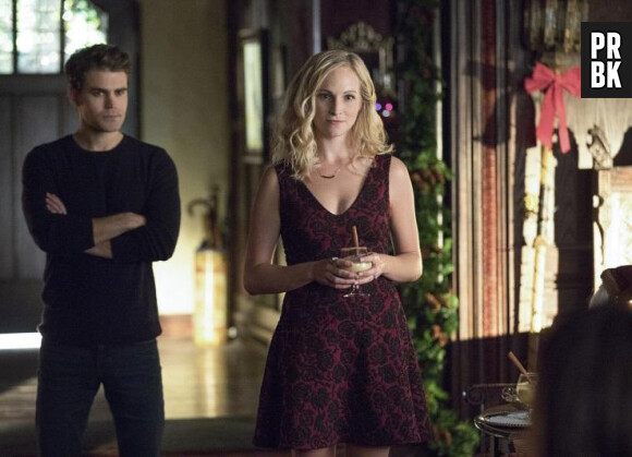The Vampire Diaries saison 8, épisode 7 : Caroline (Candice Accola) et Stefan (Paul Wesley) sur une photo