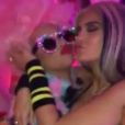 Kylie Jenner en mode sexy pour l'anniversaire de Christina Aguilera : les deux stars se sont échangées un baiser.