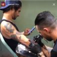 Tyler Posey (Teen Wolf) se fait tatouer en direct sur Instagram
