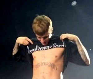 Justin Bieber a dévoilé son fameux tatouage "Son of God" sur son torse, lors d’un concert du Purpose Tour en Italie