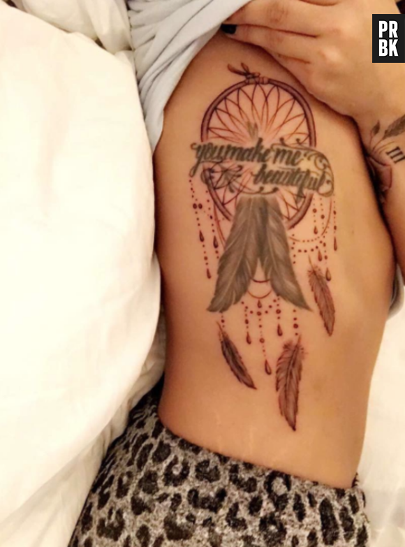 Demi Lovato dévoile aussi un ancien tatouage énorme.