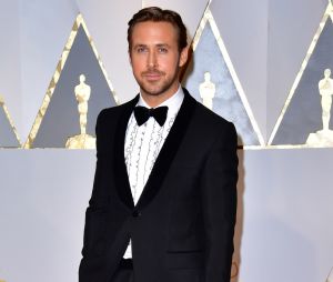 Oscars 2017 : Ryan Gosling ridiculisé à cause de sa chemise, il est aussi devenu un mème grâce à une photo avec une fan !