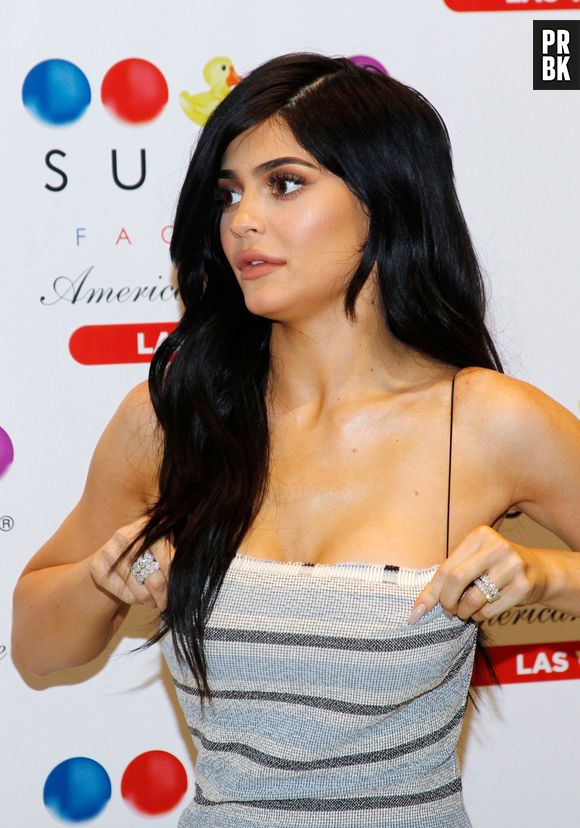 Kylie Jenner chassée du red carpet par des militants anti-fourrure à Las Vegas !