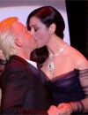 Monica Bellucci embrasse Alex Lutz sur scène lors de la cérémonie d'ouverture du Festival de Cannes 2017