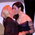 Monica Bellucci embrasse Alex Lutz sur scène lors de la cérémonie d'ouverture du Festival de Cannes 2017