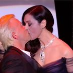 Monica Bellucci embrasse Alex Lutz pendant la cérémonie d'ouverture du Festival de Cannes 2017