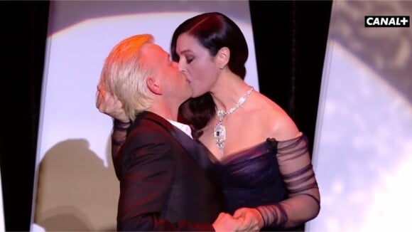 Monica Bellucci embrasse Alex Lutz pendant la cérémonie d'ouverture du Festival de Cannes 2017