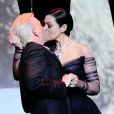 Monica Bellucci embrasse Alex Lutz à pleine bouche lors de la carémonie d'ouverture du Festival de Cannes 2017