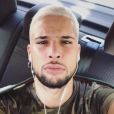 Eddy (La Villa des Coeurs Brisés 2) se rase les cheveux et passe au blond