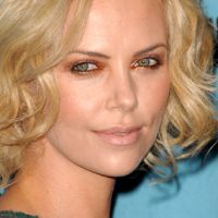 Charlize Theron sort avec ... Keanu Reeves