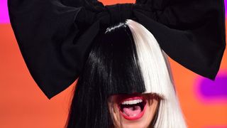 Sia reine du troll : elle publie une photo de ses fesses pour court-circuiter un paparazzi ?
