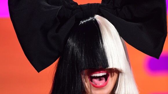 Sia reine du troll : elle publie une photo de ses fesses pour court-circuiter un paparazzi 🍑