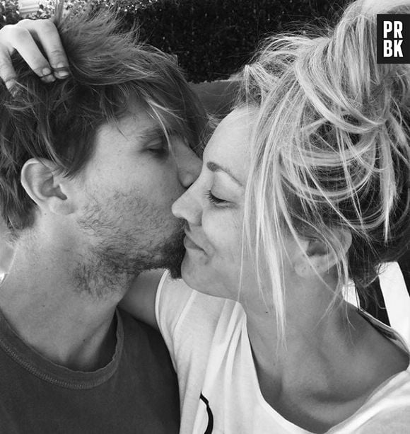 Kaley Cuoco (The Big Bang Theory) fiancée à son petit ami Karl Cook : elle dévoile sa bague de fiançailles !