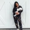 Kylie Jenner pose avec sa fille Stormi pour ses 1 mois