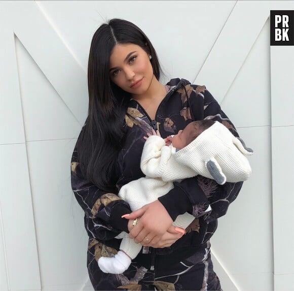 Kylie Jenner pose avec sa fille Stormi pour ses 1 mois