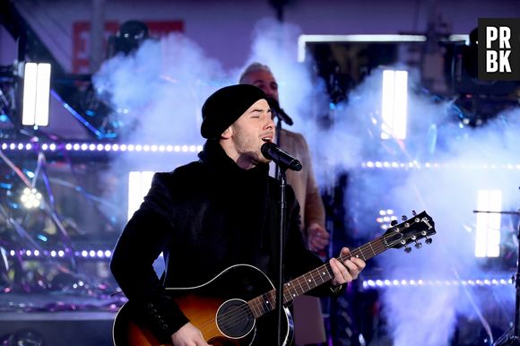 Nick Jonas en couple ? Il embrasse une certaine Annalisa Azaredo en Australie, les photos dévoilées !