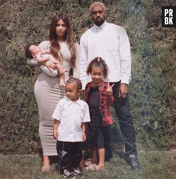 Kim Kardashian et Kanye West posent avec leurs trois enfants Chicago, North et Saint !