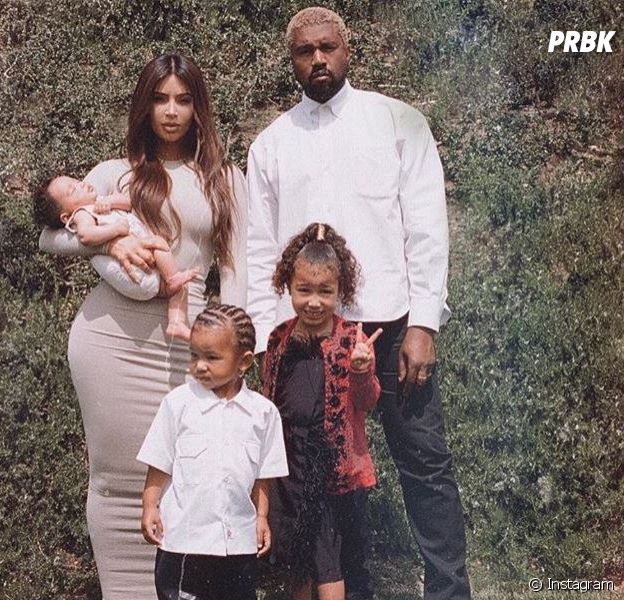 Kim Kardashian et Kanye West posent avec leurs trois enfants Chicago, North et Saint !