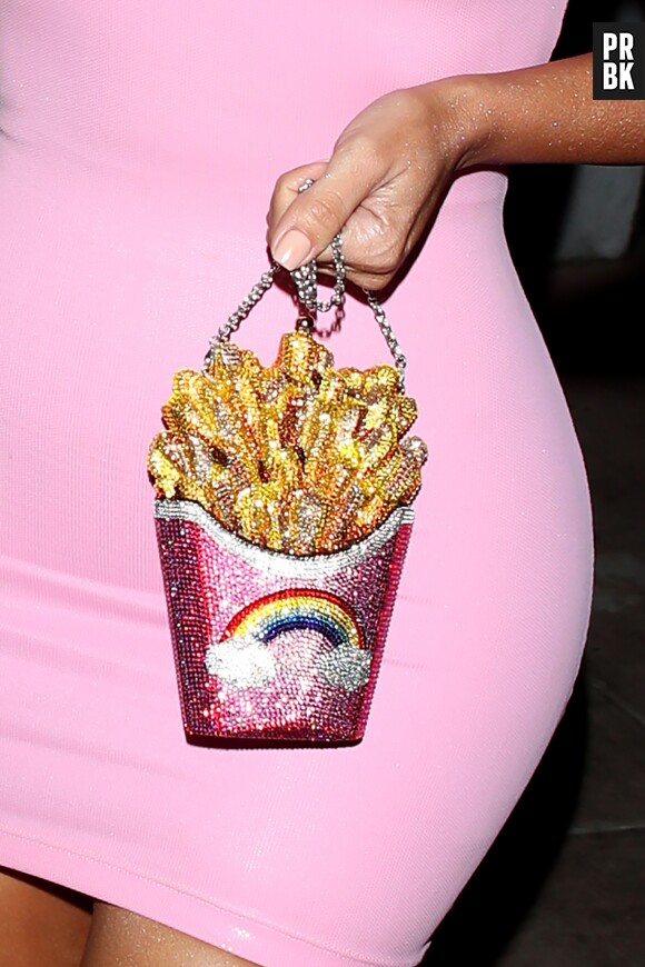 Quand les accessoires de mode s'inspirent de la food : Kim Kardashian avec une minaudière cornet de frites Judith Leiber.