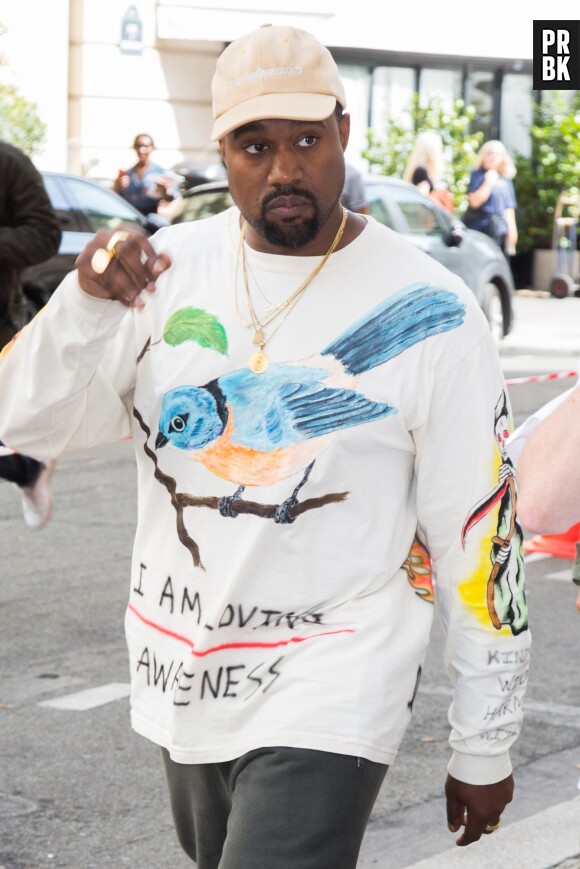 Kanye West dévoile les premières images des Yeezy Boost 350 V2 qui brillent dans le noir.