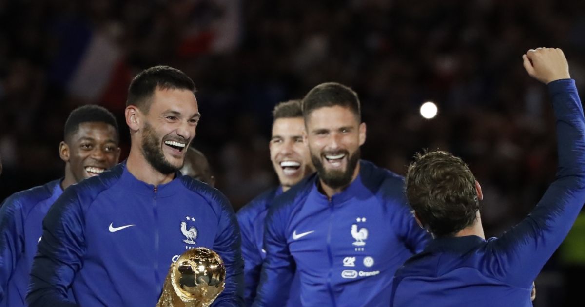 Les Bleus champions du monde 2018 : Kev Adams, Dwayne Johnson les stars  fêtent la victoire 🥇 - Purebreak