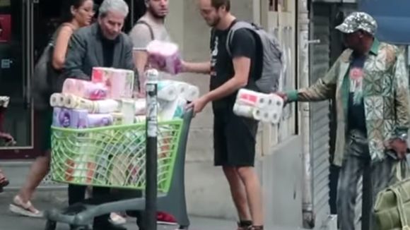 Des youtubeurs refont le clip "God's Plan" de Drake... avec du papier WC