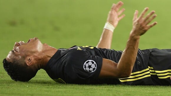 Cristiano Ronaldo en larmes sur le terrain après son carton rouge, son clan furieux