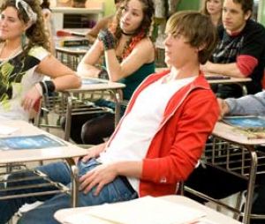 Le clip "Lay With Me" avec Vanessa Hudgens multiplie les références à High School Musical.