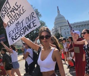 Emily Ratajkowski arrêtée par la police aux USA après une manifestation très importante