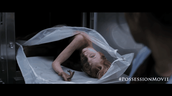 Shay Mitchell terrifiée dans la bande-annonce de L'Exorcisme de Hannah Grace