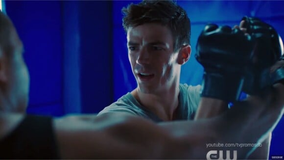 The Flash saison 5 : Barry devient un Oliver Queen badass dans le teaser du crossover