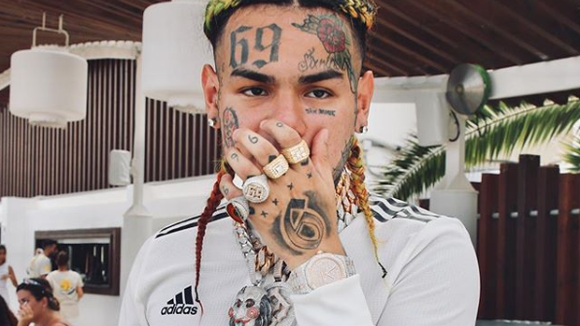 6ix9ine en prison : DJ Akademiks, soupçonné d'avoir trahi et balancé le rappeur, réagit