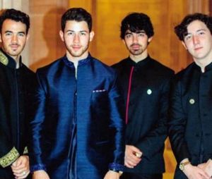 Nick Jonas entouré de ses frères Joe, Kevin et Frankie à son mariage en Inde