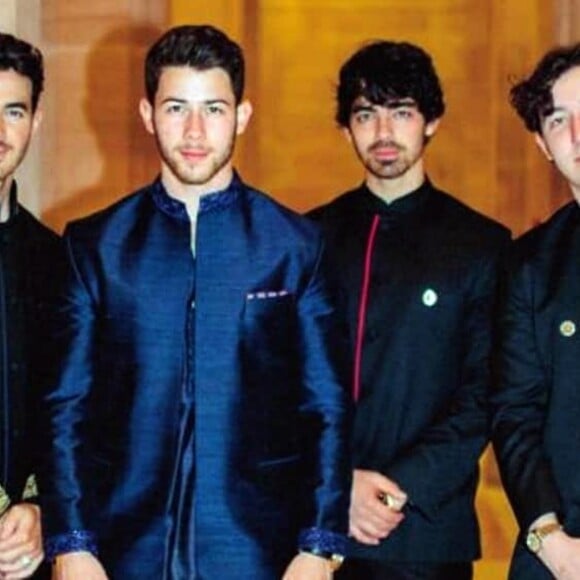 Nick Jonas entouré de ses frères Joe, Kevin et Frankie à son mariage en Inde