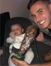 Lucas Hernandez pose avec son fils Martin et la Coupe du Monde