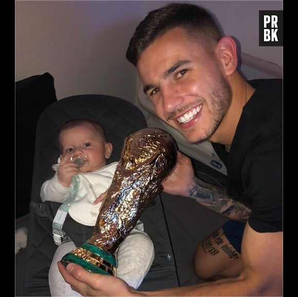 Lucas Hernandez pose avec son fils Martin et la Coupe du Monde