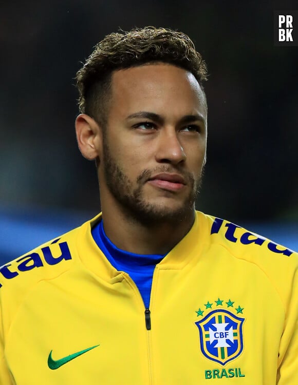 Neymar confirme s'être caché derrière un masque au nouvel an pour être tranquille