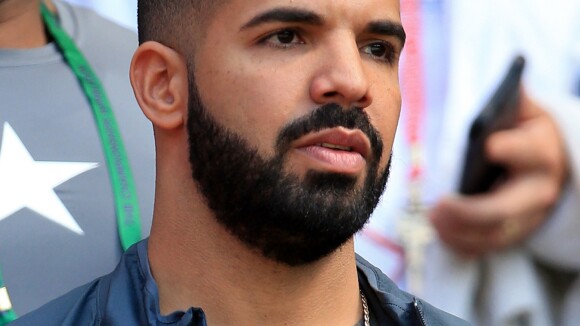 Drake drague et embrasse une fan mineure : une vidéo polémique refait surface