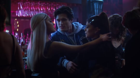 Clip "break up with your girlfriend, I'm bored" : Ariana Grande séduit Charles Melton (Riverdale)