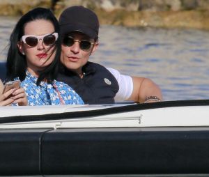Katy Perry et Orlando Bloom fiancés : Il a fait sa demande à la Saint-Valentin, elle dévoile la bague sur Instagram.