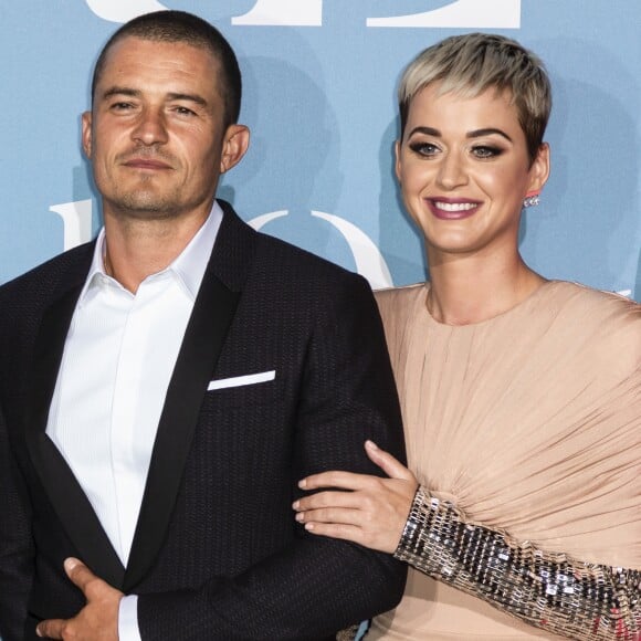 Katy Perry et Orlando Bloom fiancés : Il a fait sa demande à la Saint-Valentin, elle dévoile la bague sur Instagram.