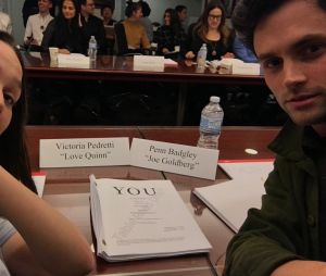 You saison 2 : Penn Badgley et Victoria Pedretti découvrent le script de l'épisode 1