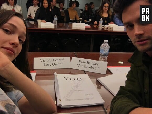 You saison 2 : Penn Badgley et Victoria Pedretti découvrent le script de l'épisode 1