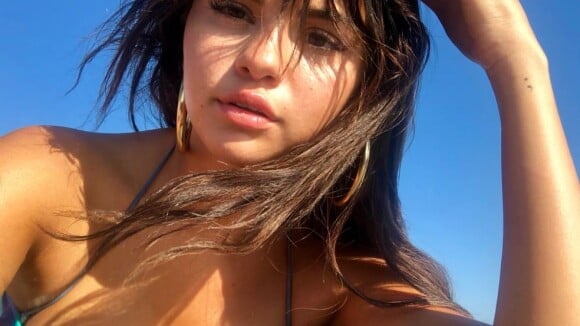 Selena Gomez clashe les filtres Snapchat : "Suis-je censée avoir les yeux bleus pour être jolie ?"