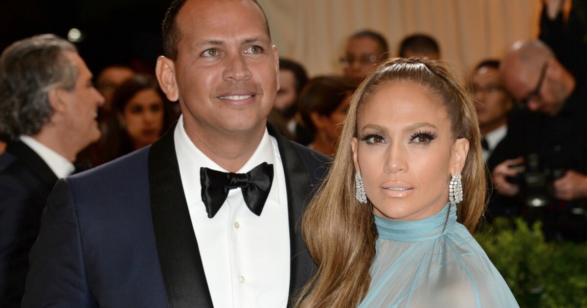 Jennifer Lopez fiancée à Alex Rodriguez elle dévoile son énorme bague