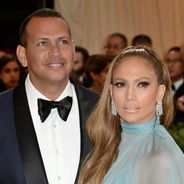 Jennifer Lopez fiancée à Alex Rodriguez : elle dévoile son énorme bague 💍