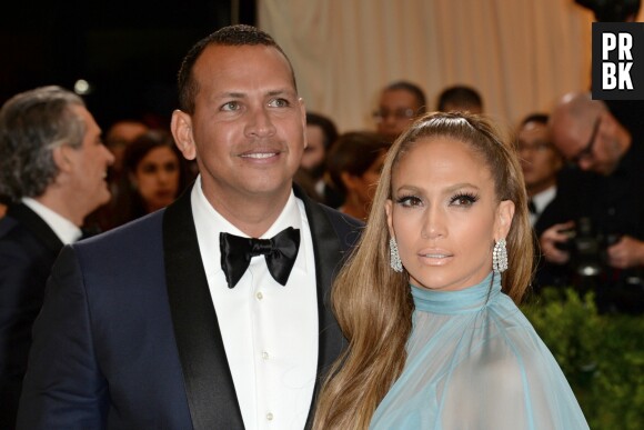 Jennifer Lopez fiancée à Alex Rodriguez : elle dévoile son énorme bague