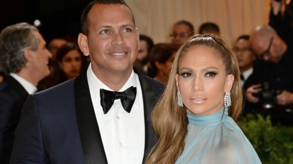 Jennifer Lopez fiancée à Alex Rodriguez : elle dévoile son énorme bague 💍