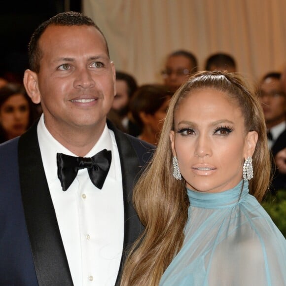 Jennifer Lopez fiancée à Alex Rodriguez : elle dévoile son énorme bague